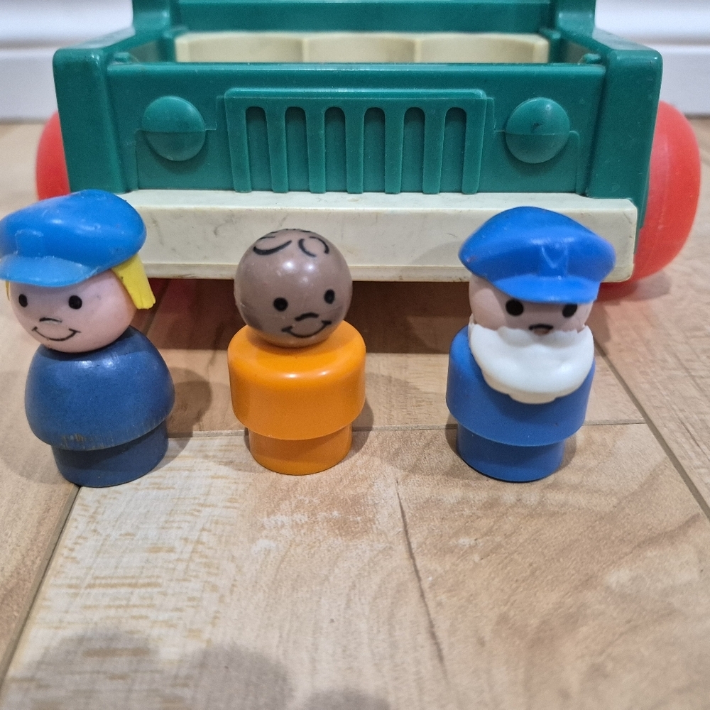 Vintage Fisher Price Little People truck and 3 people - Picture 4 of 4